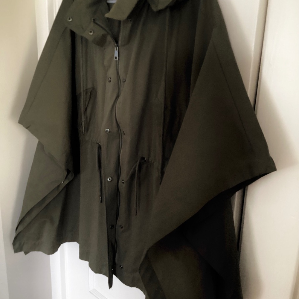 Simply Vera Vera Wang Rain Poncho army green with pockets  hood like new size xs
